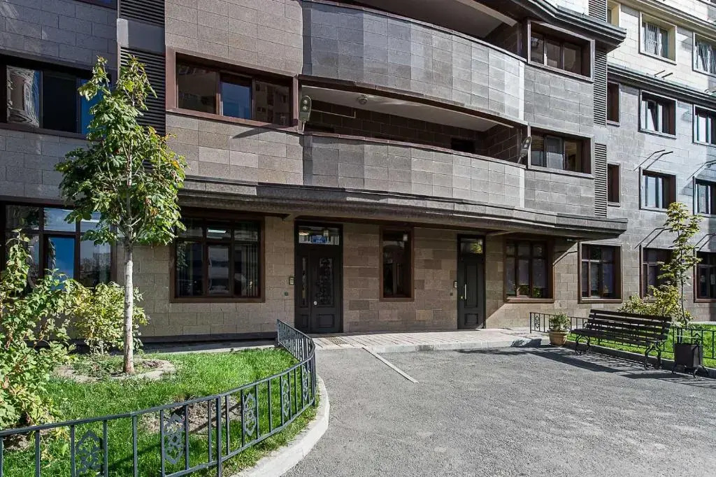 Ujutnaja 1-ka s vidom na gory v ZhK Sezam rjadom s MEGOJ