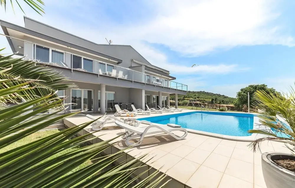 Amazing Apartment in Banjole With Outdoor Swimming Pool, Wifi and 2 Bedrooms