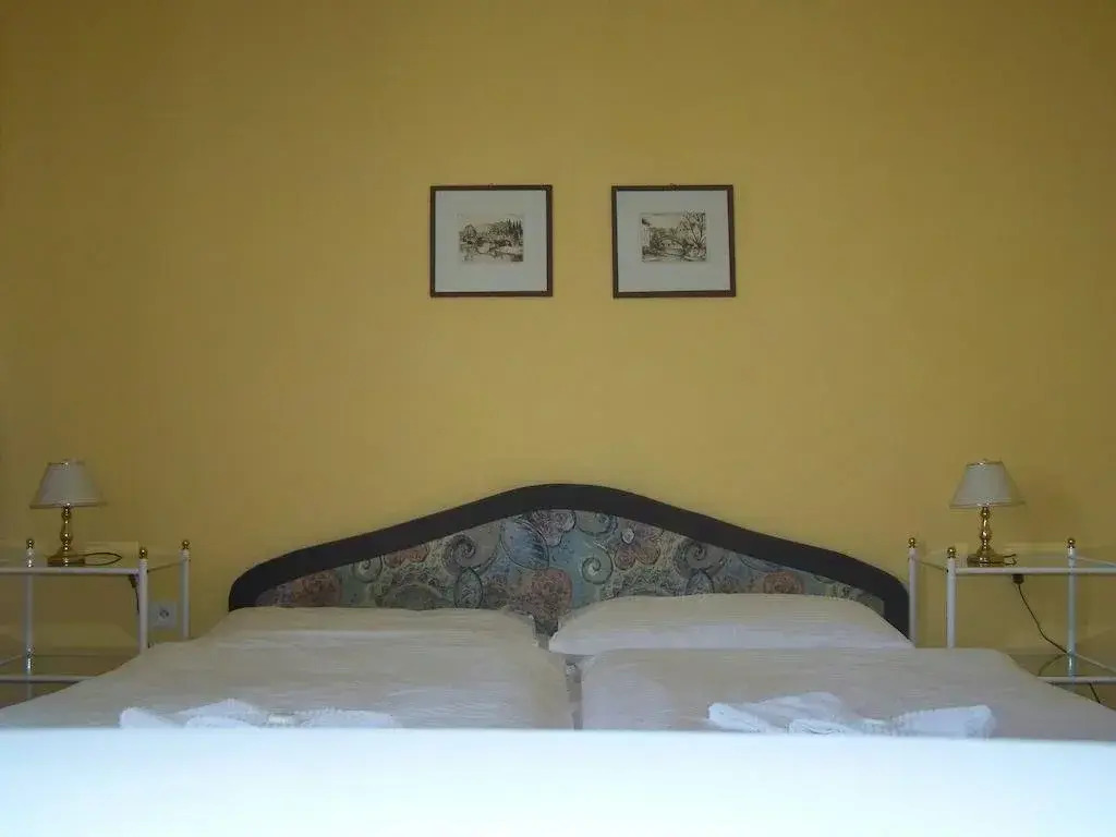Hotel Senator
