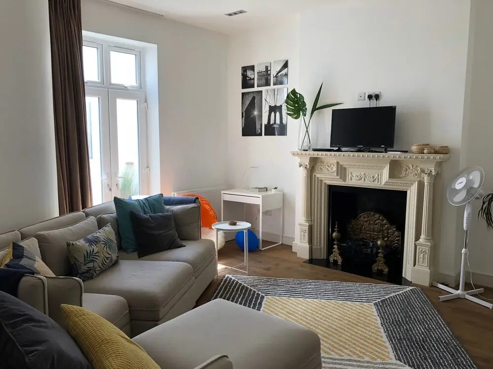 The Spacious Fitzjohn’s Road Apartment - RKC