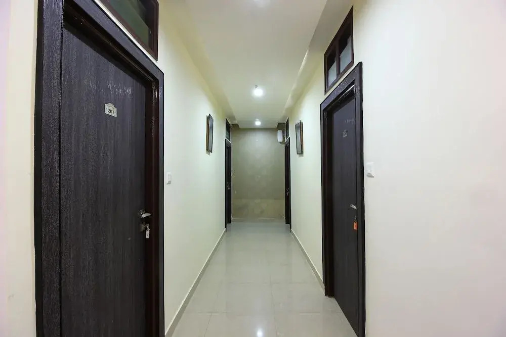 OYO 22737 Chandra Grand Hotel