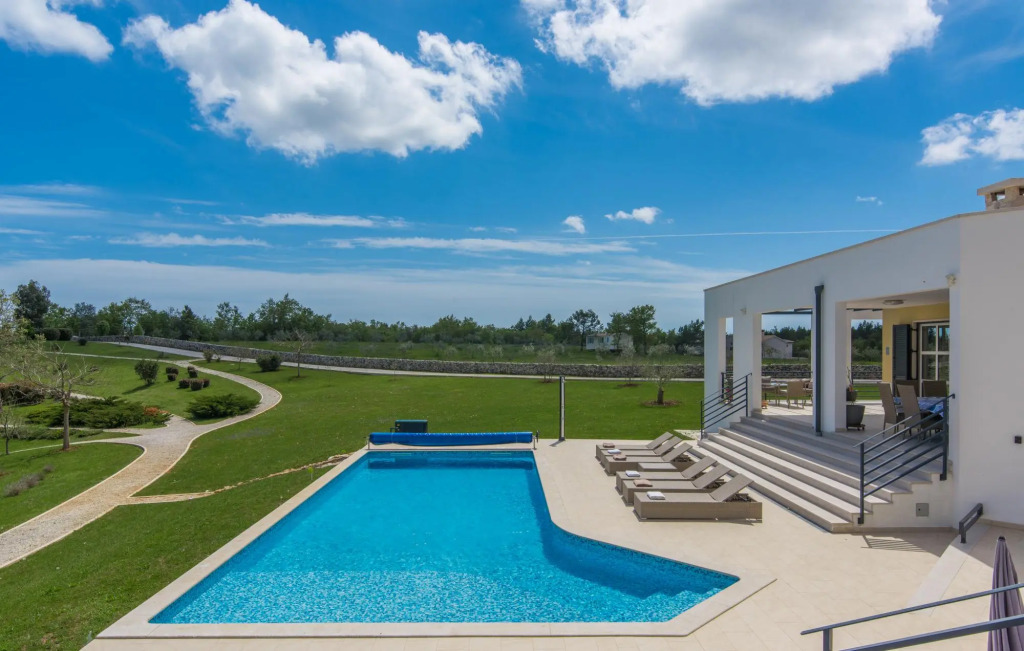Arkaim in Filipana with 5 bedrooms and 5 bathrooms