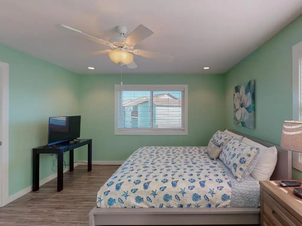 AH-D213 Newly Remodeled Second Floor Condo, Near Shared Community Pool