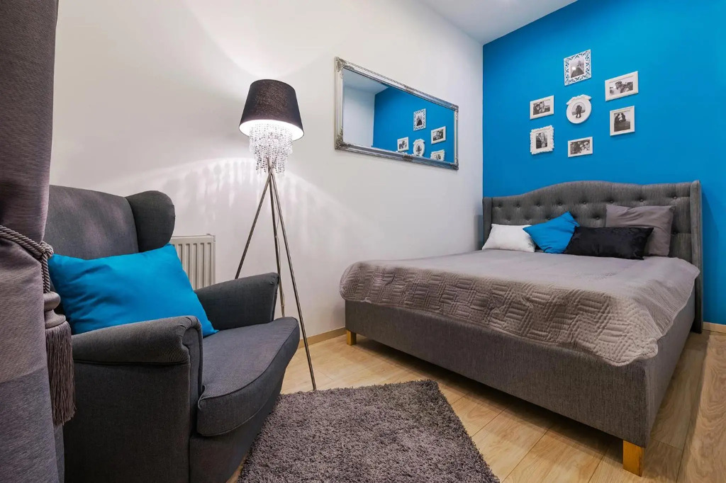 PARKING, AC, 2 Bedroom design flat in the center