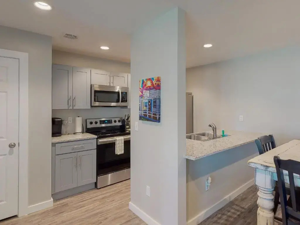 AH-E117 Remodeled First Floor Condo, Across From The Shared Pool & Hot Tub, Near Marina & Ferry