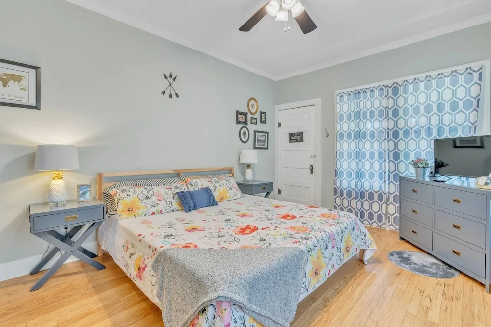 Bright & Fun 3br Cozy Nook 3 Bedroom Home by RedAwning