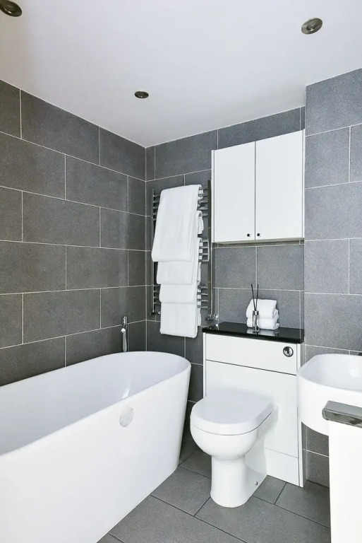 Large 4BR House in S.W. London - Sleeps 10!