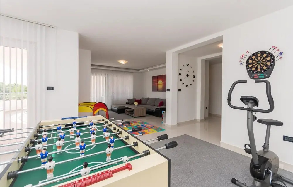 Beautiful Home in Zaton With Wifi and 6 Bedrooms