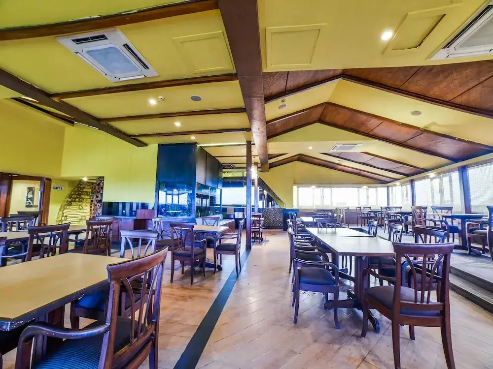 OYO Flagship 27068 The Sapphire Comfort Hotel