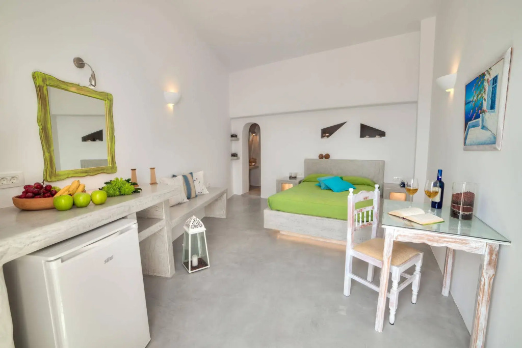 Kima Oia Suites