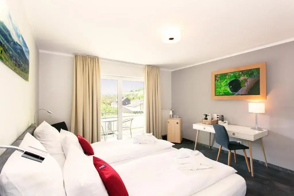 Moselhotel Weinhaus Simon `Sauna`Winzerstube`ELadesäule
