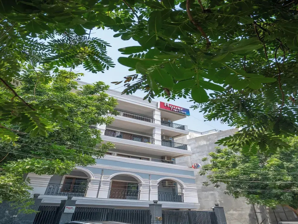 Housr Sector 28 Golf Course Road Next To Phase 1 Metro Station