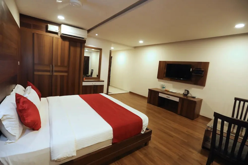 OYO 15909 The Traders Hotel