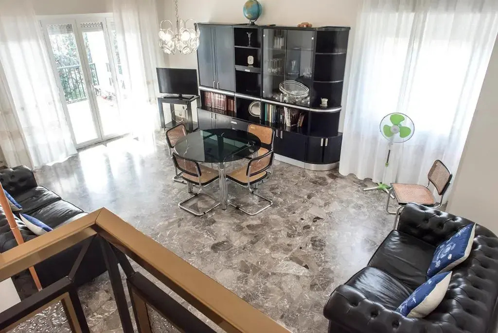 N235 - Numana, ampio appartamento con terrazzo vista mare