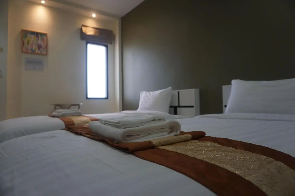 Parisa Place Hotel