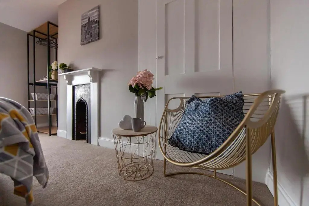 Large House - Contractors & Families & Private Parking