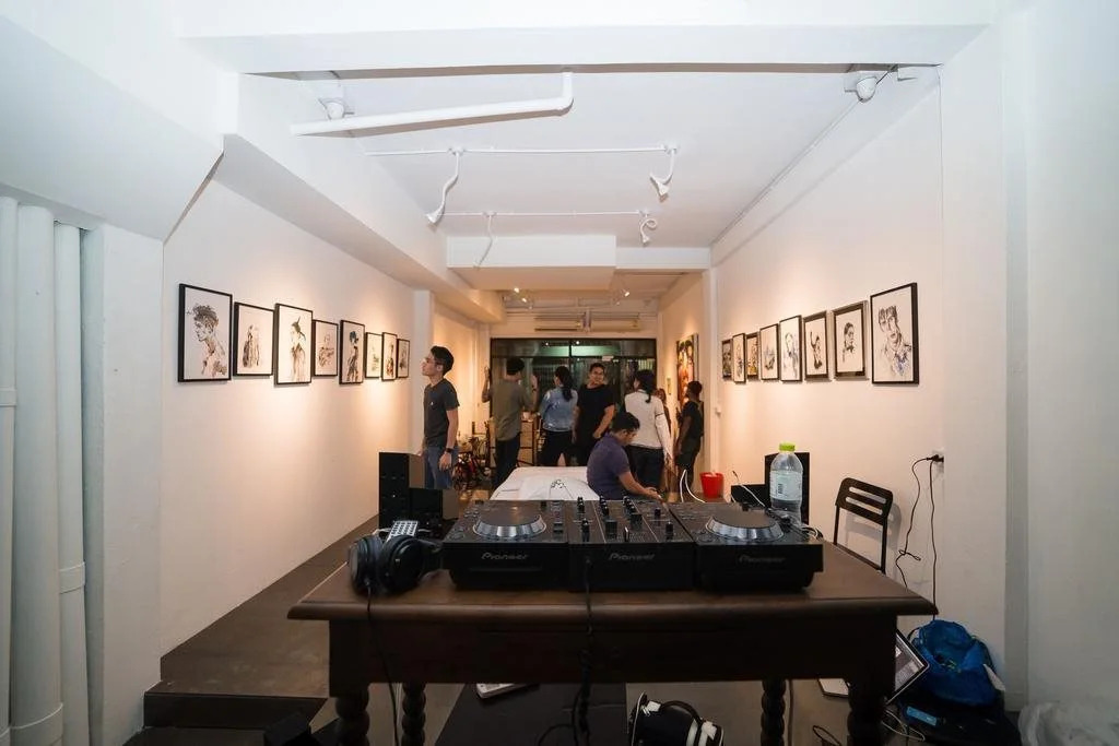 Lit Up Hostel & Gallery