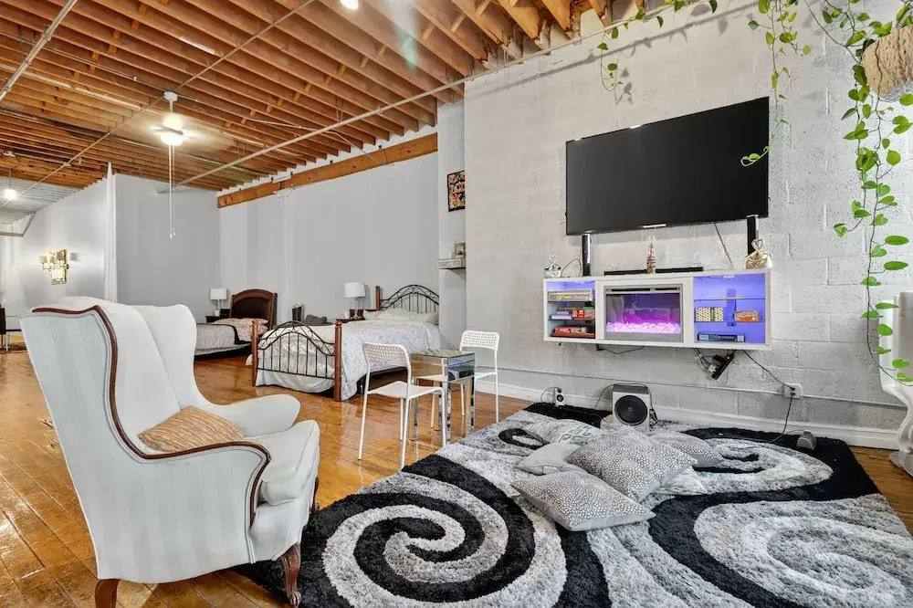 Huge 'man Cave' 2 Mins From Downtown Detroit 1 Bedroom Apts