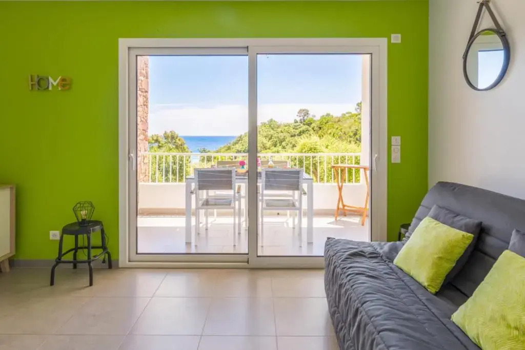 Nice AC studio with large terrace feet in the water in Cavalaire - Welkeys