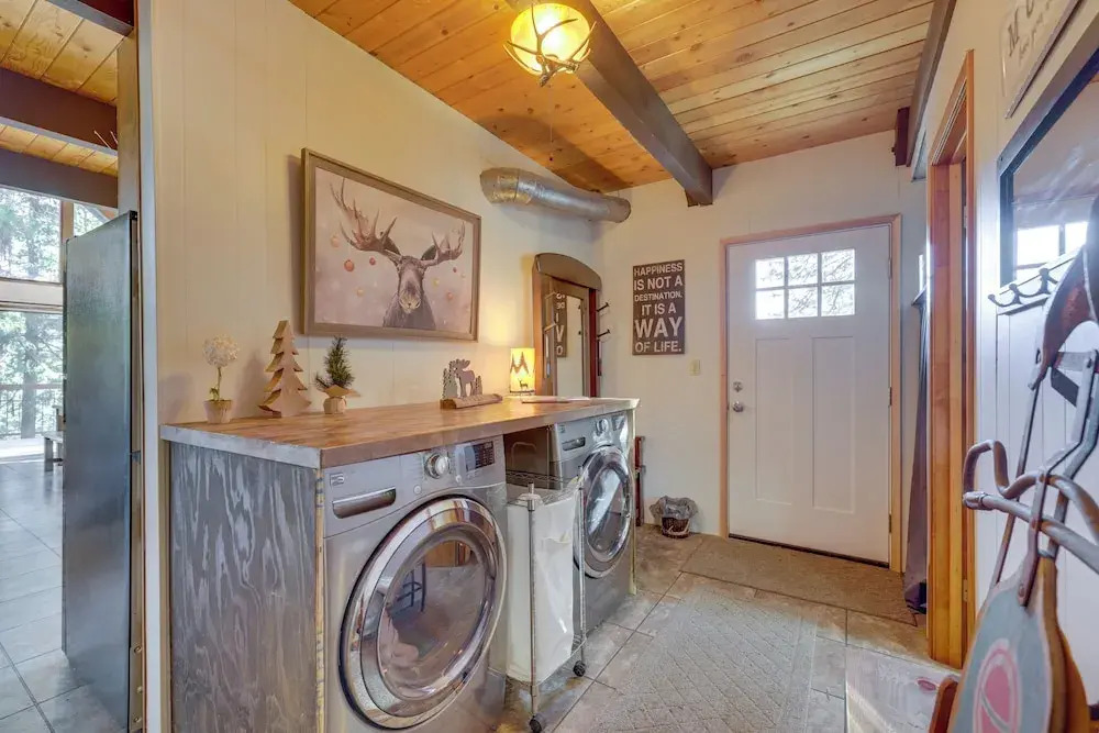 13 Mi to Skiing: Long Barn Family Cabin