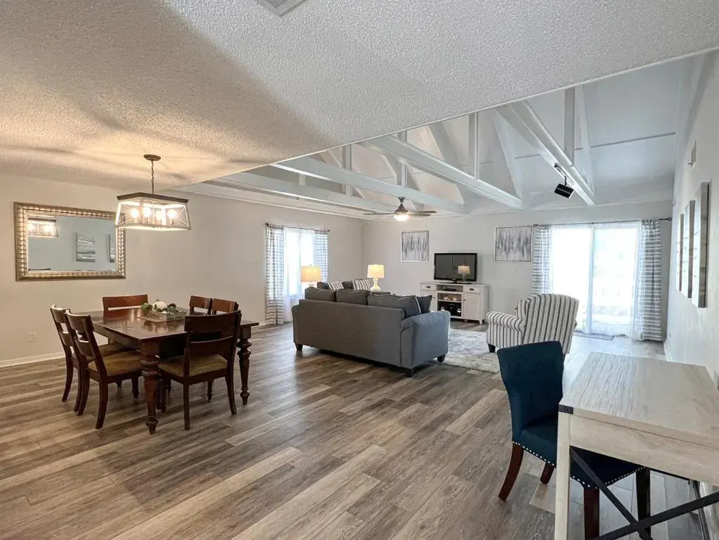 708 Queens Grant