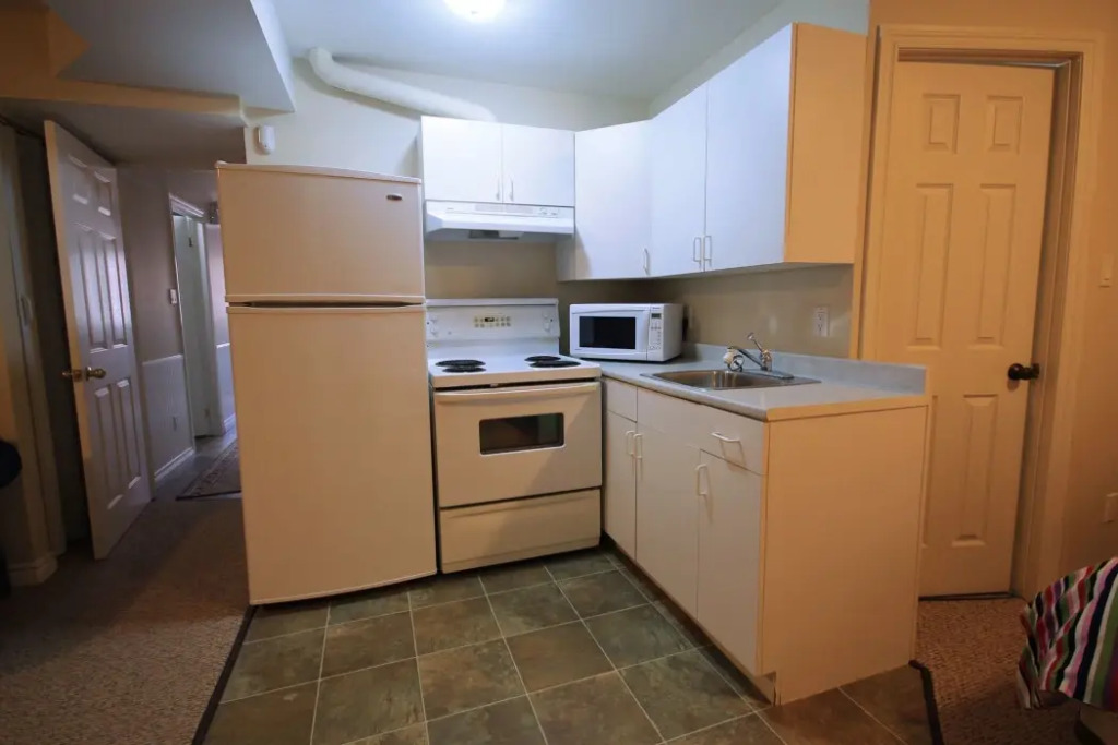 5 Bedrooms, Mountain Views, Steps from Blue Mountain Village, Hot Tub, BBQ