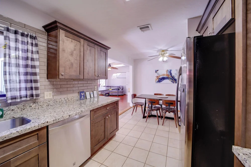 2 Mi to Whiskey Row Tranquil Getaway with Deck