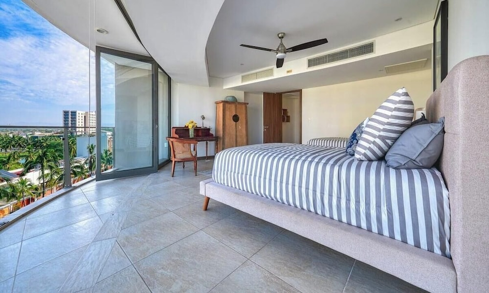 Luxury 2BR Condo in Marina - Pool - Zen Rooftop