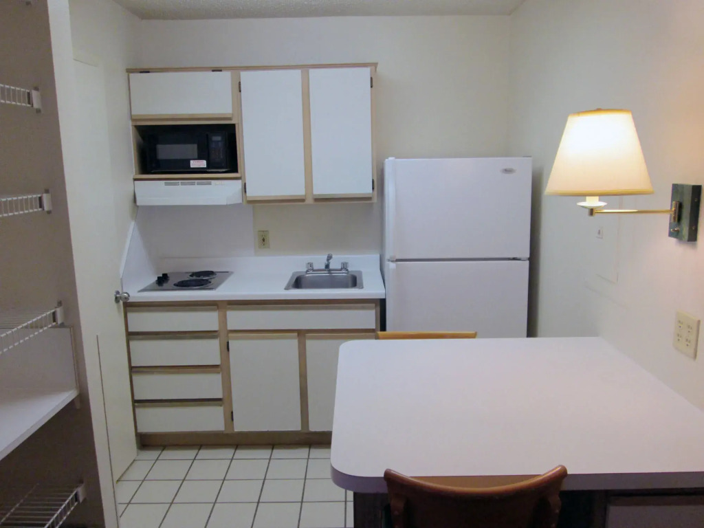HomeTowne Studios by Red Roof Dallas - North Addison - Tollway