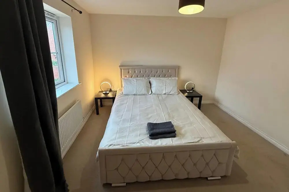 4 Bedroom House Sleeps 8 - Free Parking - Garden