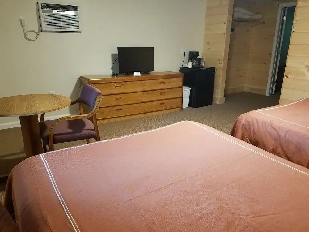 A Holiday Motel - Maggie Valley