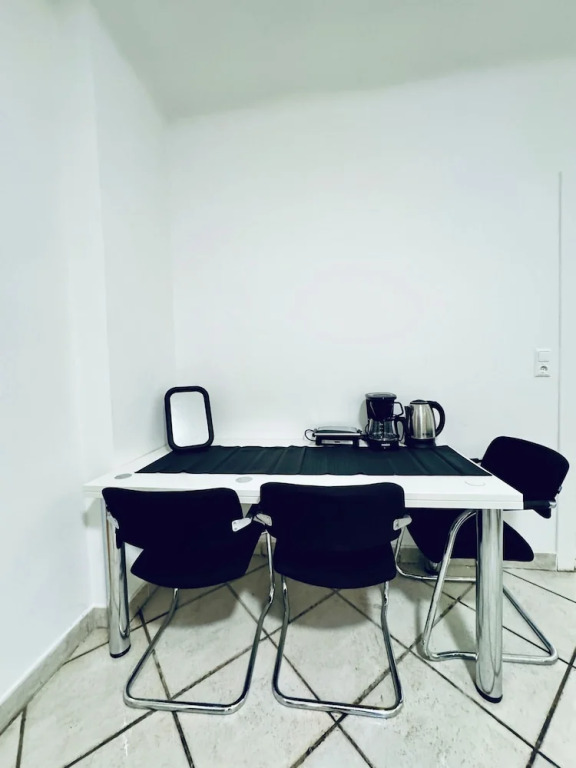 Cozy 3BR Apt with Garden Sleeps 10
