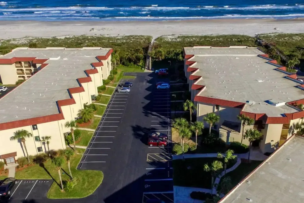 Spacious 2BR Resort Condo Beach, Hot Tubs & Family-friendly Fun
