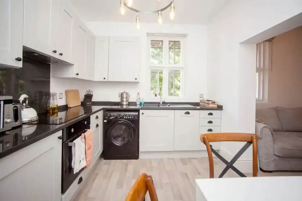 Elegant 1 Bedroom Flat With Period Features in Bristol