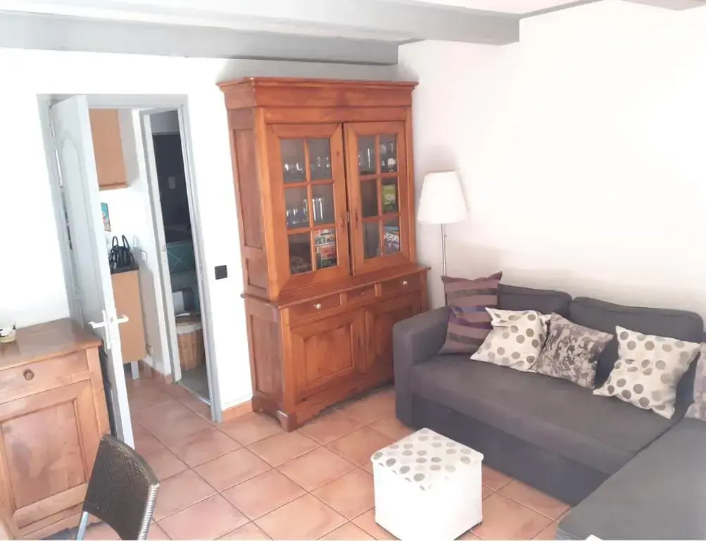 Maison au calme dans pinède, plages à 12min à pied