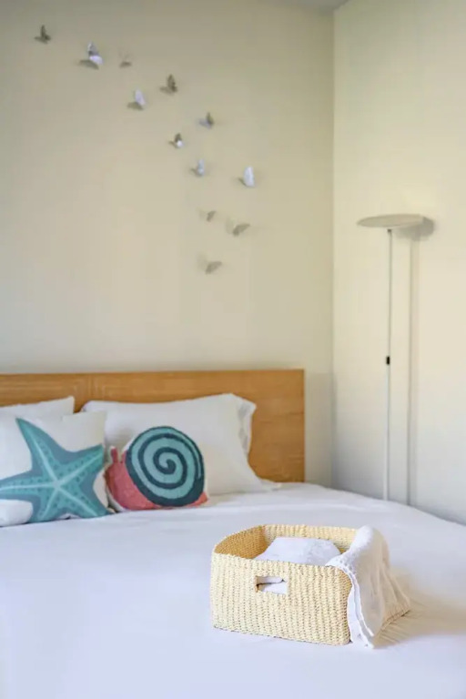 Private Entry Cozy Suite w Patio Bath Kitchenette
