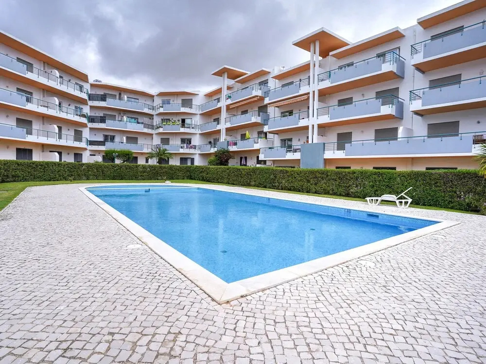 Excellent one Bedroom Apartment in Meia Praia, With Communal Pool