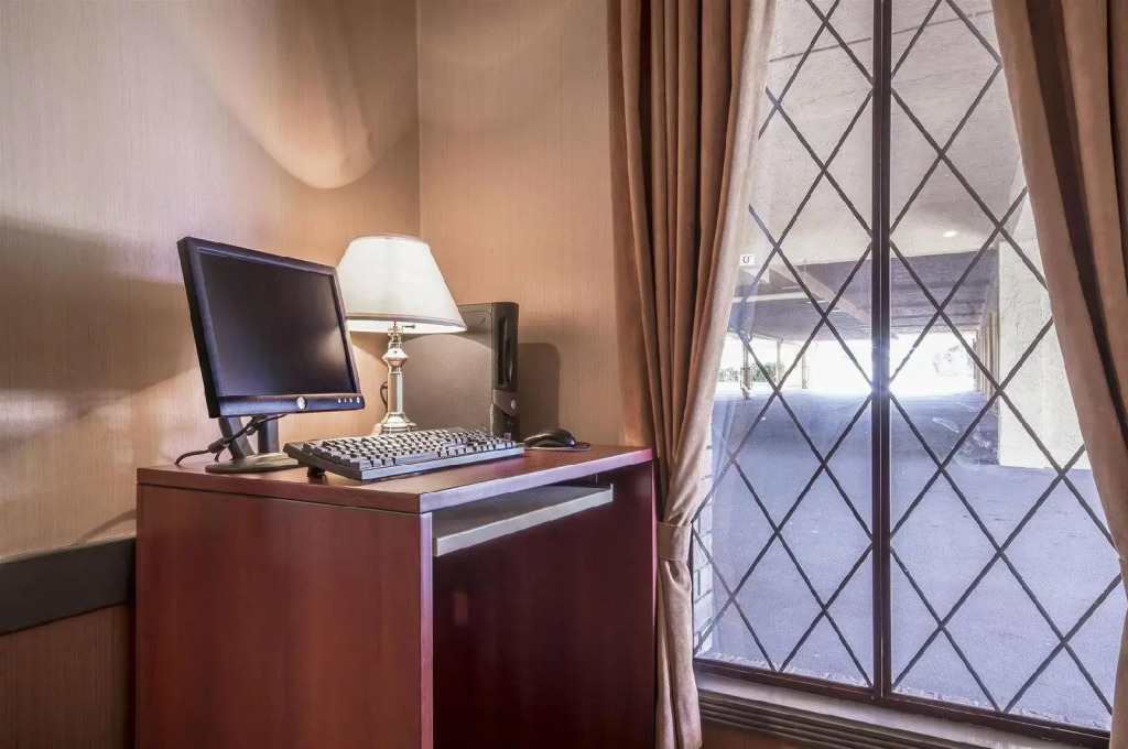 Econo Lodge Inn & Suites