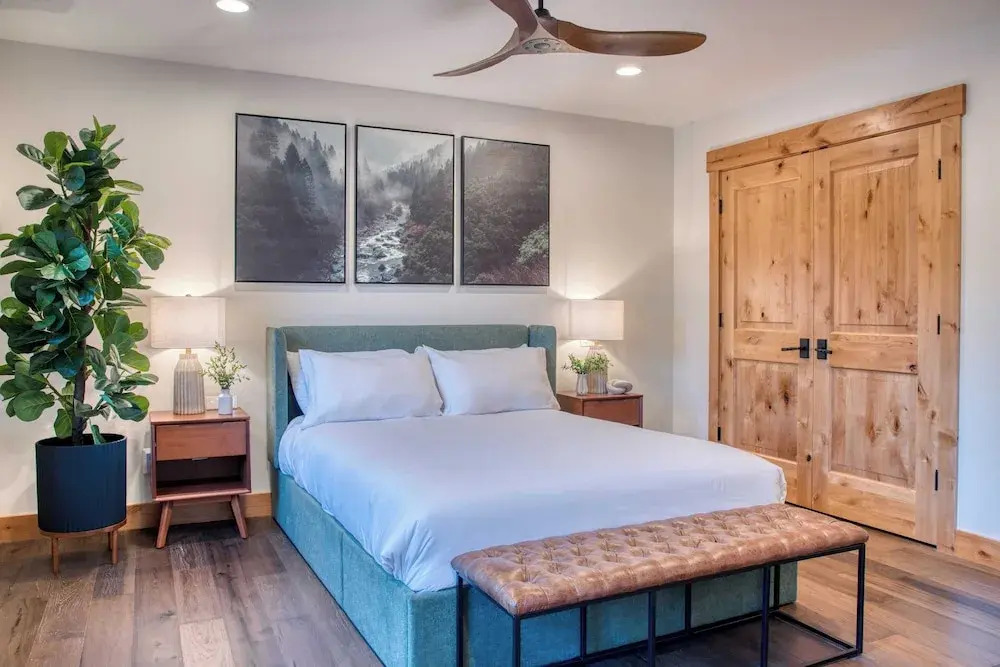 Spring River Retreat by Avantstay Lakefront Luxury w/ Hot Tub, Game Room & Near Bend