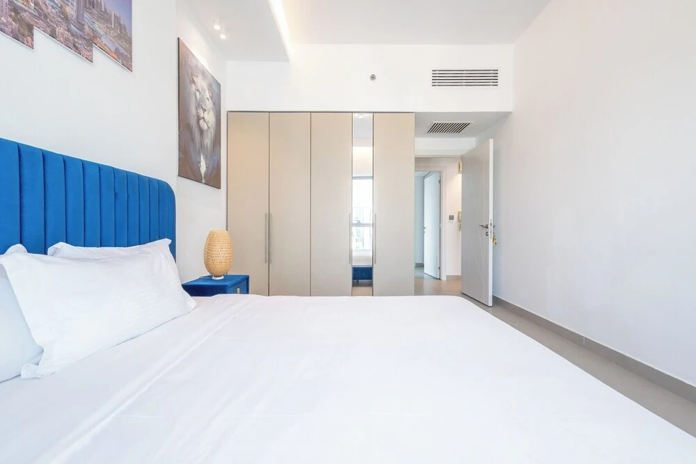 SuperHost - Exclusive 25th Floor Retreat with Marina Views