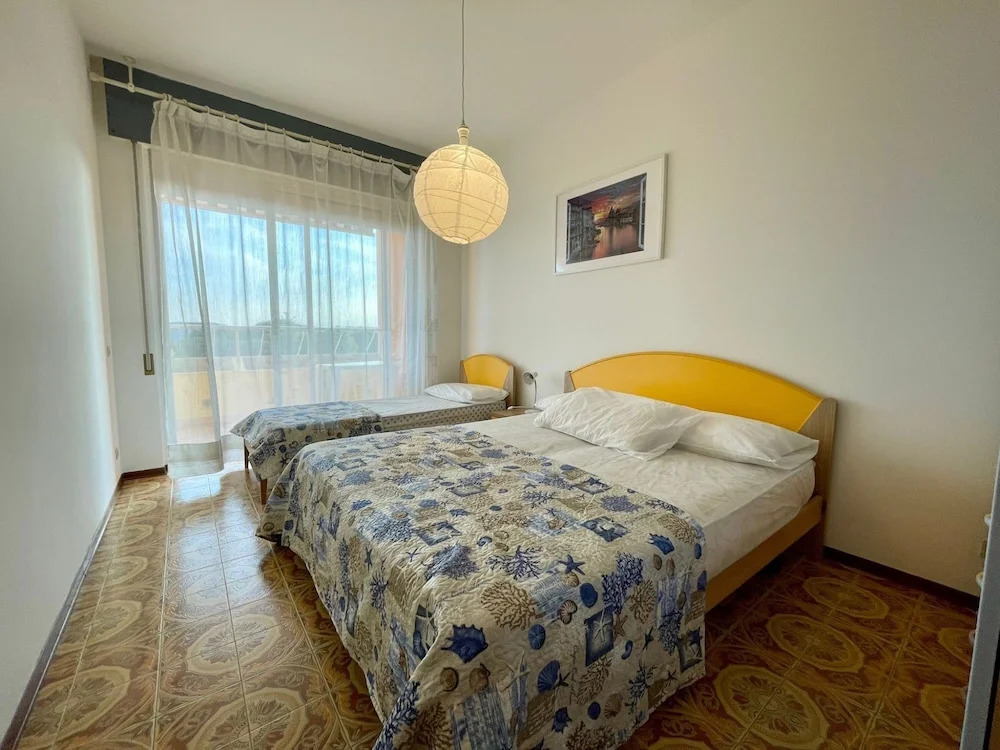 Seaview Flat for up to Five Guests