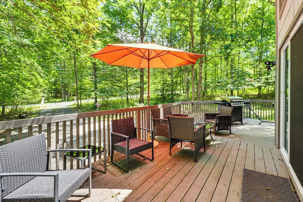 Furnished Deck + Fire Pit: Poconos Outdoorsy Gem