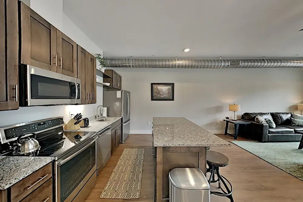 Chic : Walk To Dining, Shops, Entertainment 1 Bedroom Condo