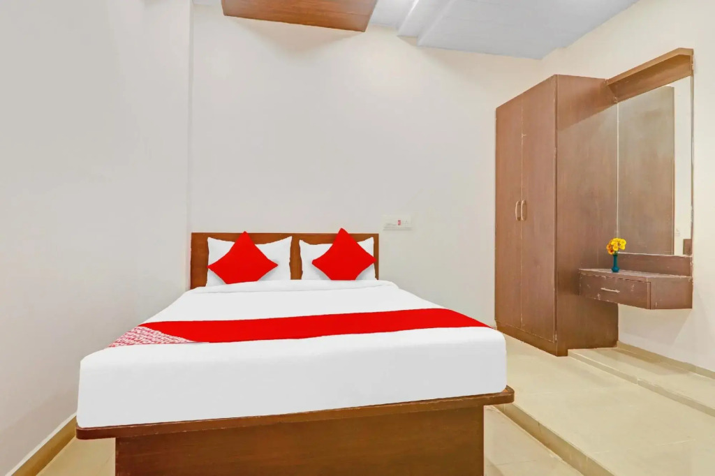 OYOFlagship 80467H Hotel R Square