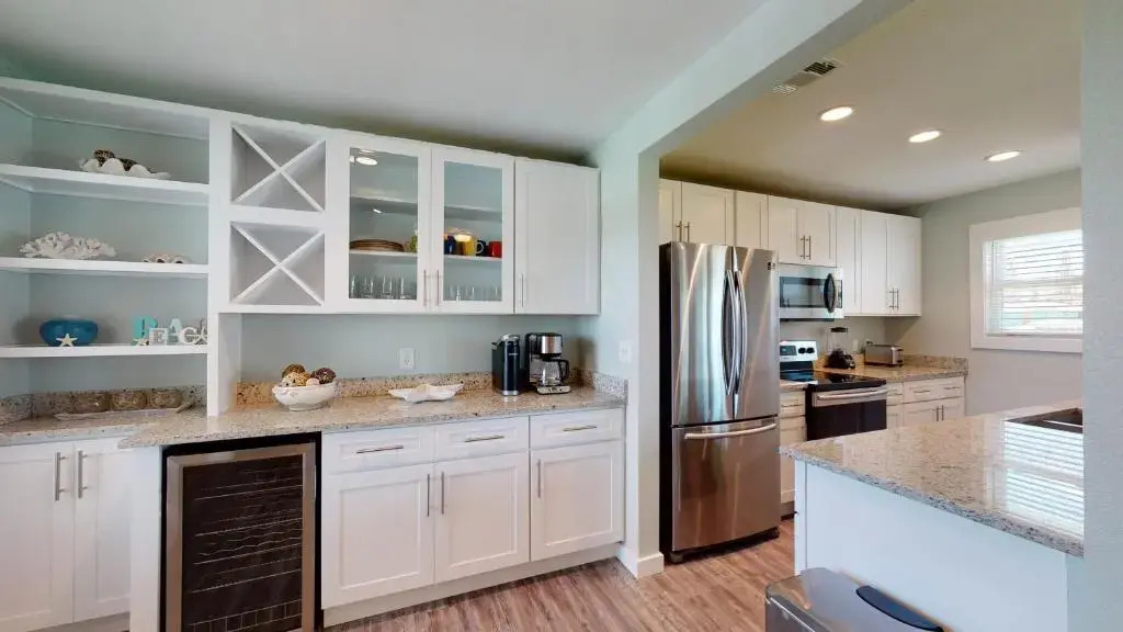 AH-C210 Newly remodeled 2nd Floor Condo, Close to Marina and Ferry
