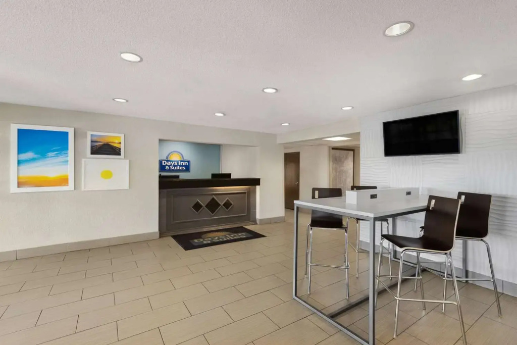 Days Inn and Suites Kansas City South