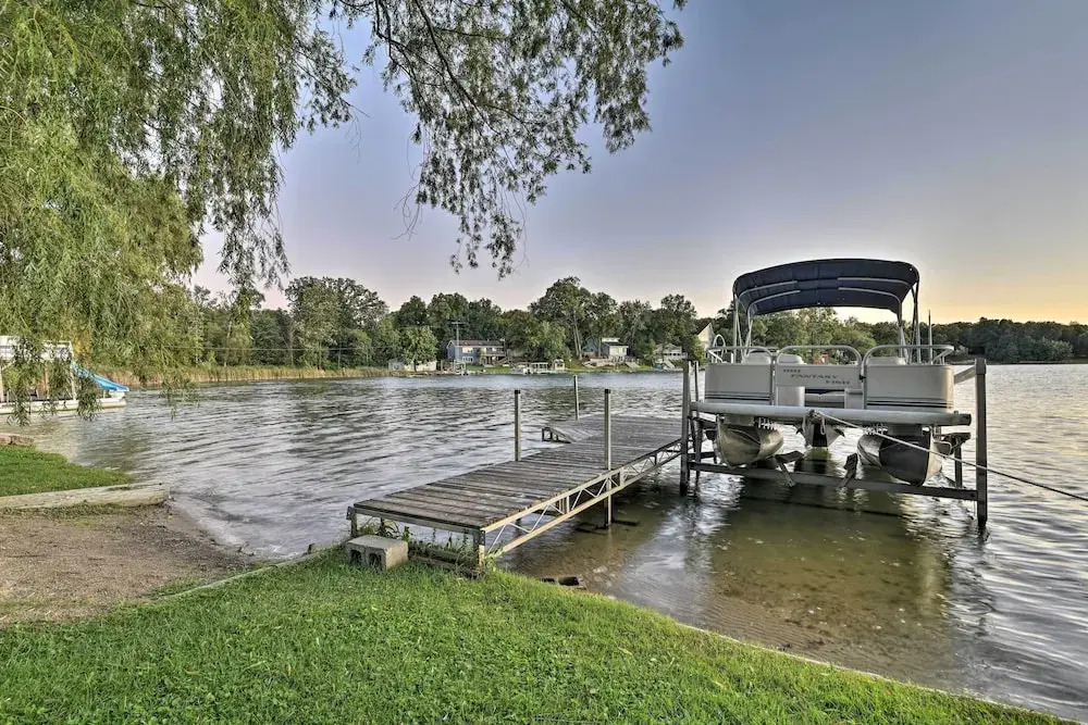 Cozy Lakefront Lapeer House w/ 2 Paddle Boats!