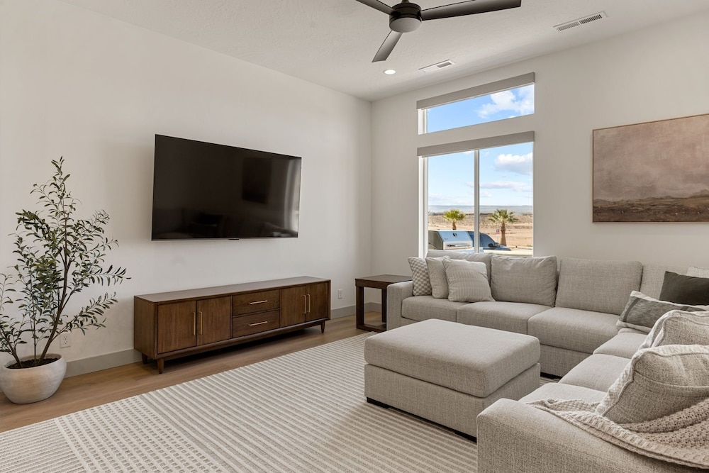 Luxury Rental At Desert Color 6 Bedroom Townhouse