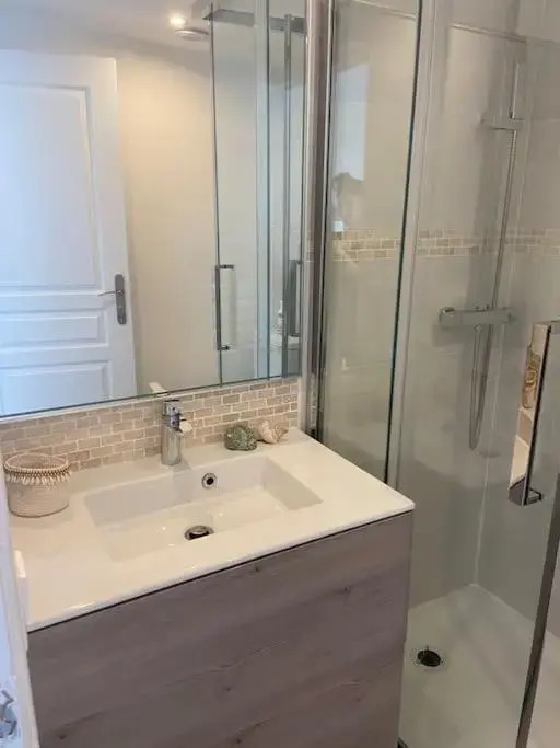 Cap d'Antibes 50m from the beach 3 bedrooms/Pool