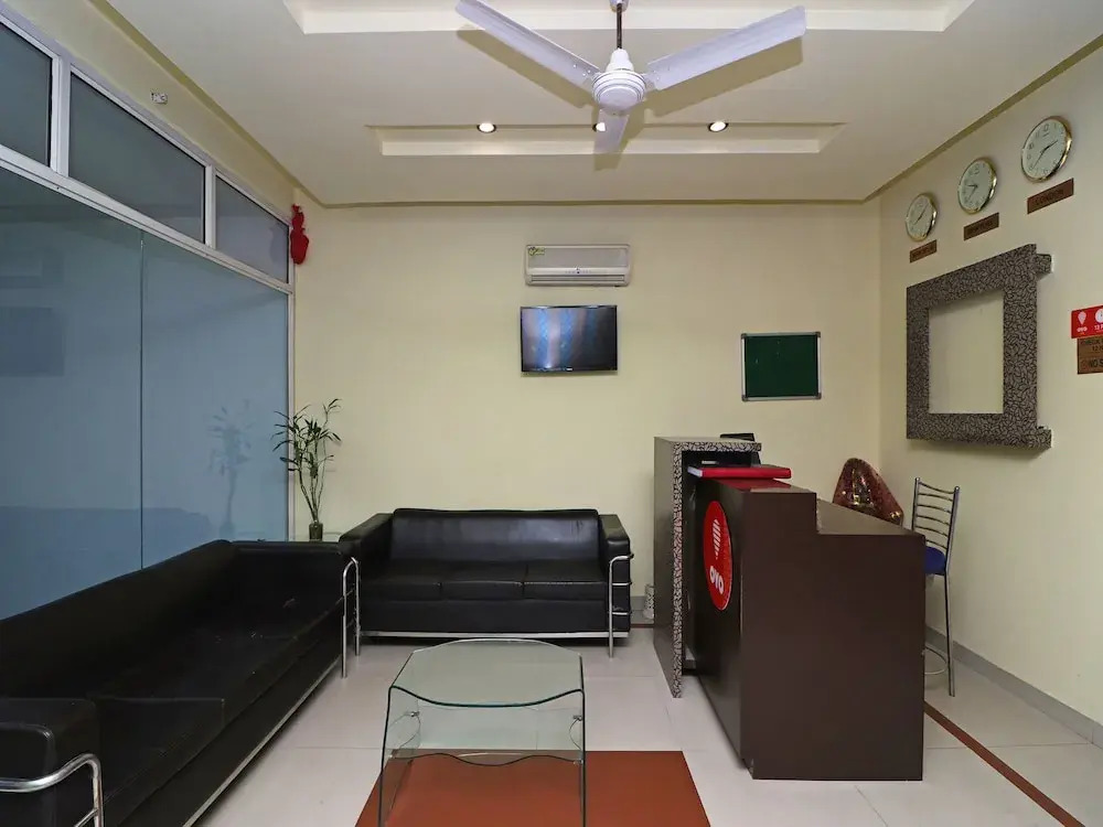 OYO 389 Hotel Applee Inn